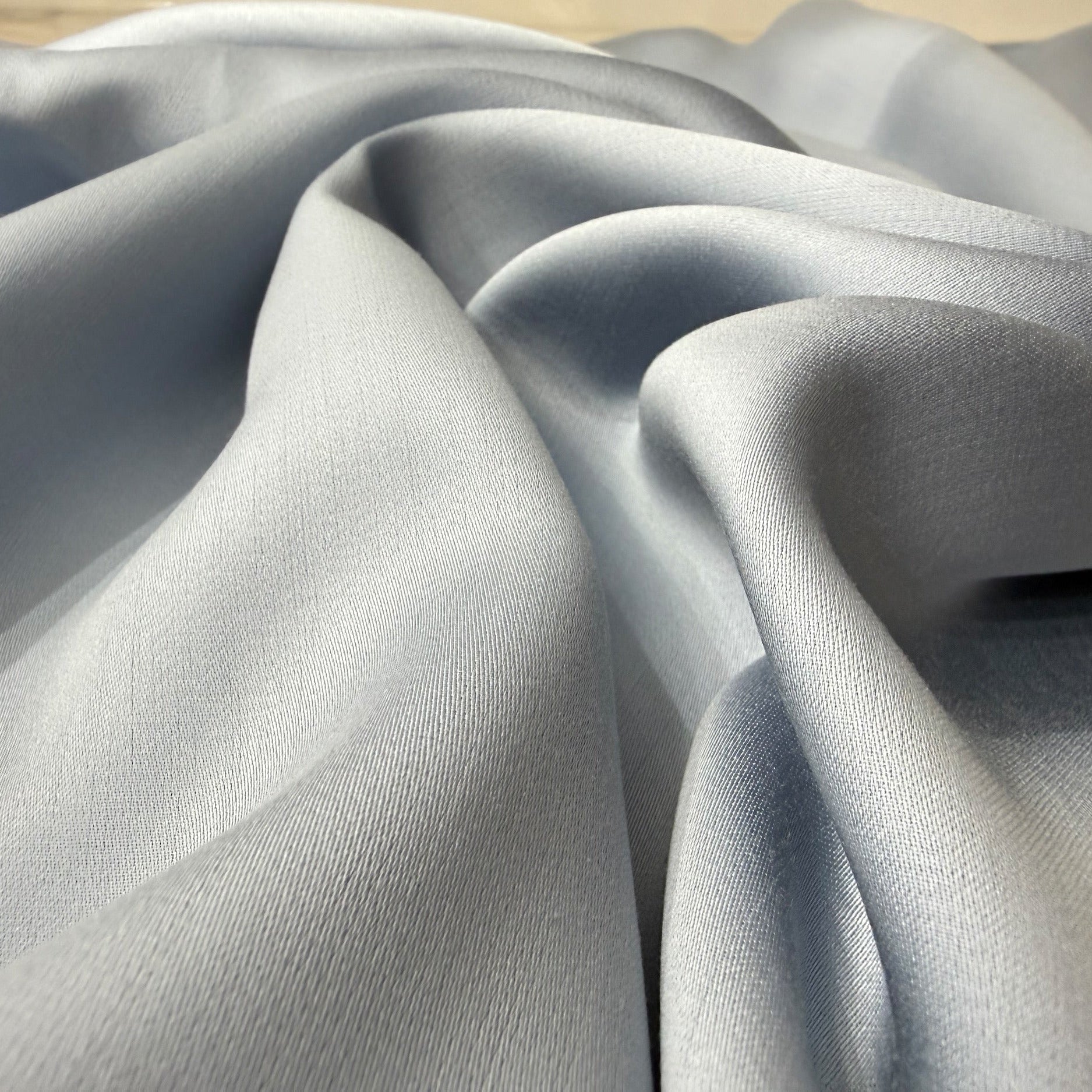 Nordhavn Living Aurora Satin Bettwäsche in Kühlem Graublau (Frost Haze): Nahaufnahme der feinen Tencel-Satin Textur mit seidigem Glanz und weichem, fließendem Fall.