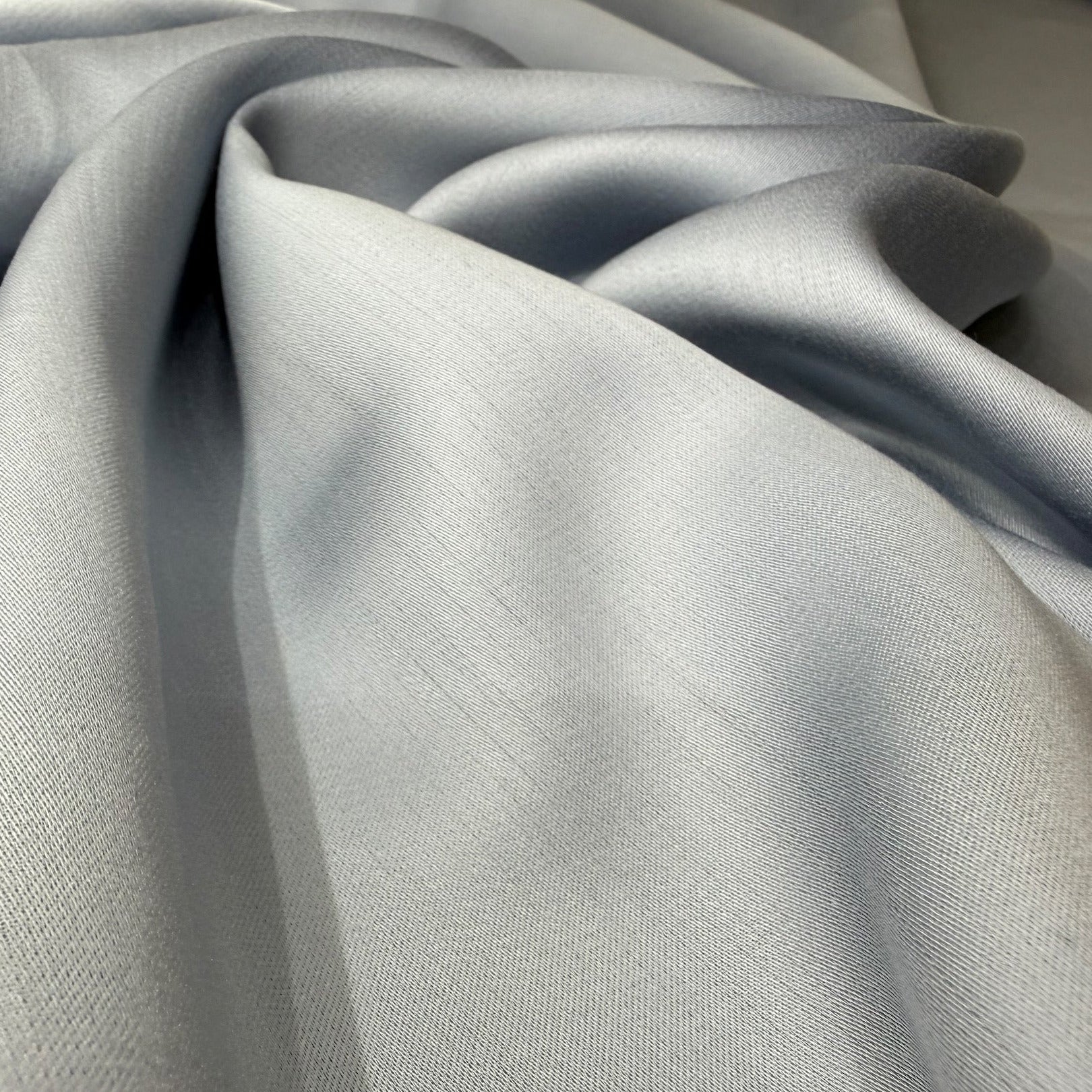 Nordhavn Living Aurora Satin Bettwäsche in Kühlem Graublau (Frost Haze): Nahaufnahme der voluminösen Stoffdrapierung, die das elegante Lichtspiel auf der seidigen Tencel-Oberfläche einfängt.