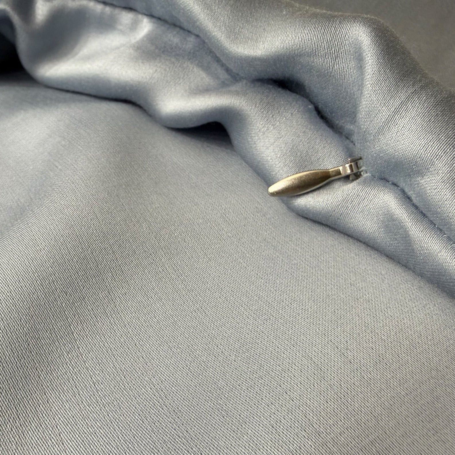 Nordhavn Living Aurora Satin Bettwäsche in Kühlem Graublau (Frost Haze): Nahaufnahme des hochwertigen, verdeckt eingenähten Reißverschlusses mit robustem Metall-Zipper.