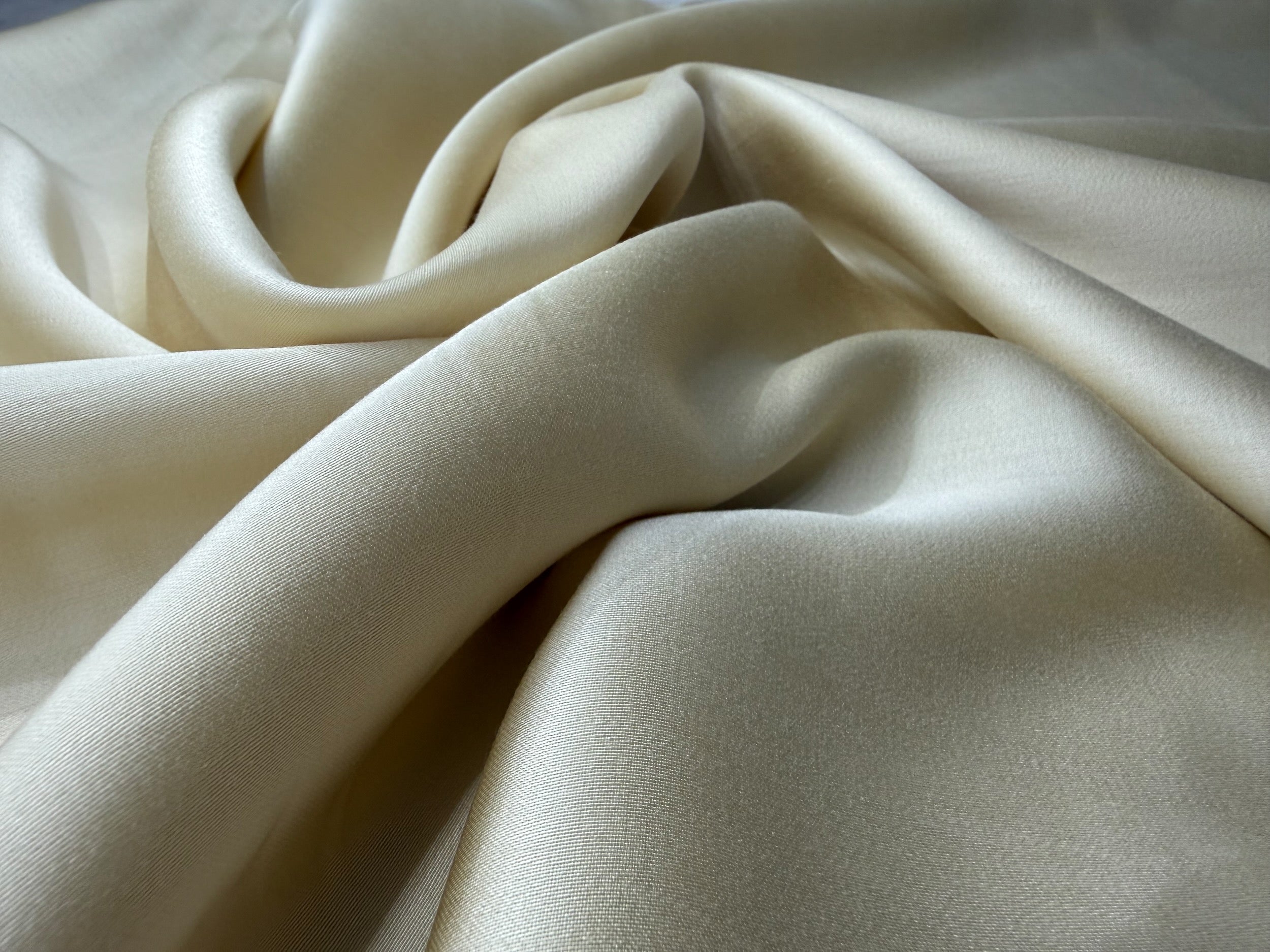 Nordhavn Living Aurora Satin Bettwäsche in Hellem Greige (Harvest Dust): Nahaufnahme der feinen Tencel-Satin Textur mit seidigem Glanz und weichem, fließendem Fall.