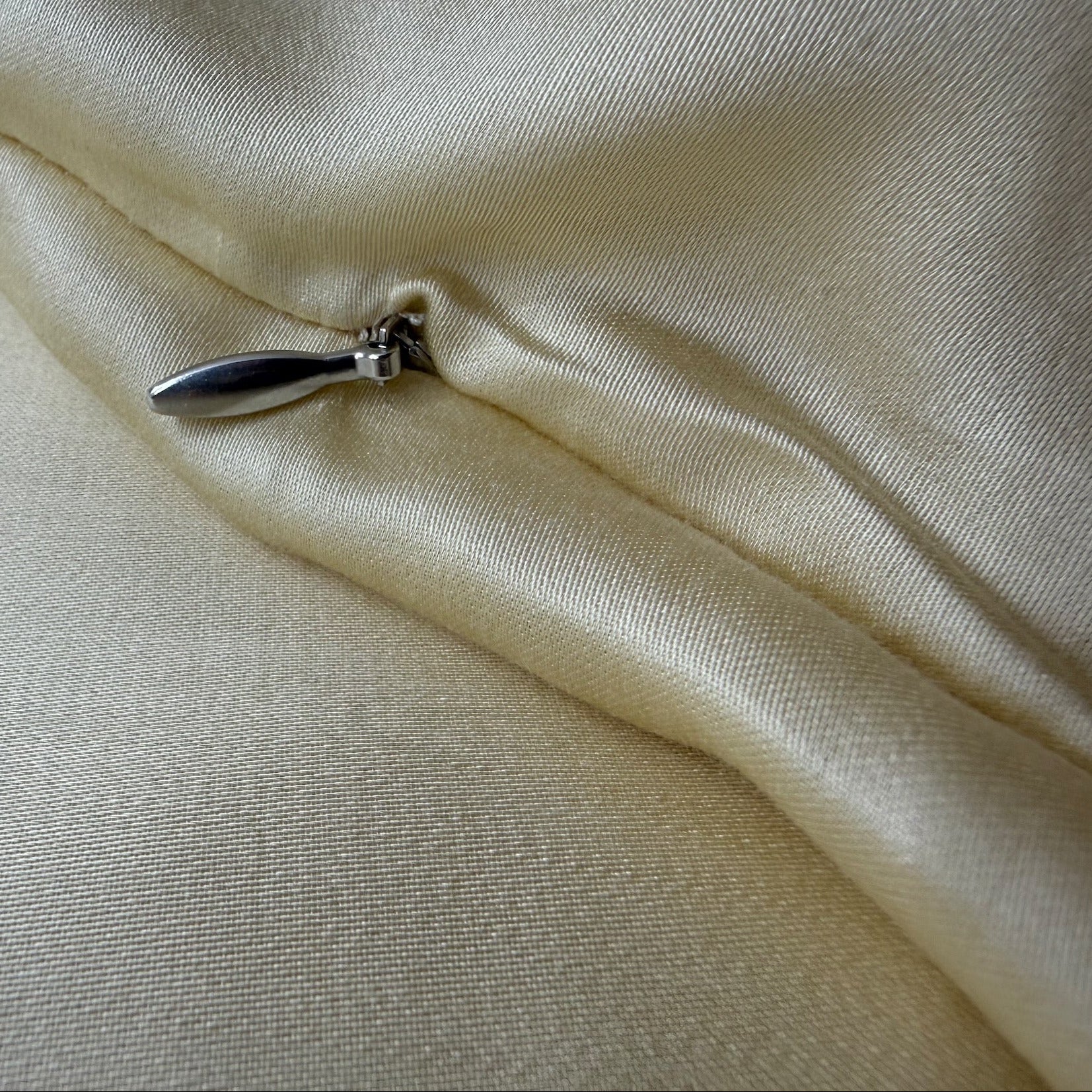 Nordhavn Living Aurora Satin Bettwäsche in Hellem Greige (Harvest Dust): Nahaufnahme des hochwertigen Reißverschlusses mit glänzendem Metall-Zipper, der sicher in die feine Satin-Naht eingearbeitet ist.