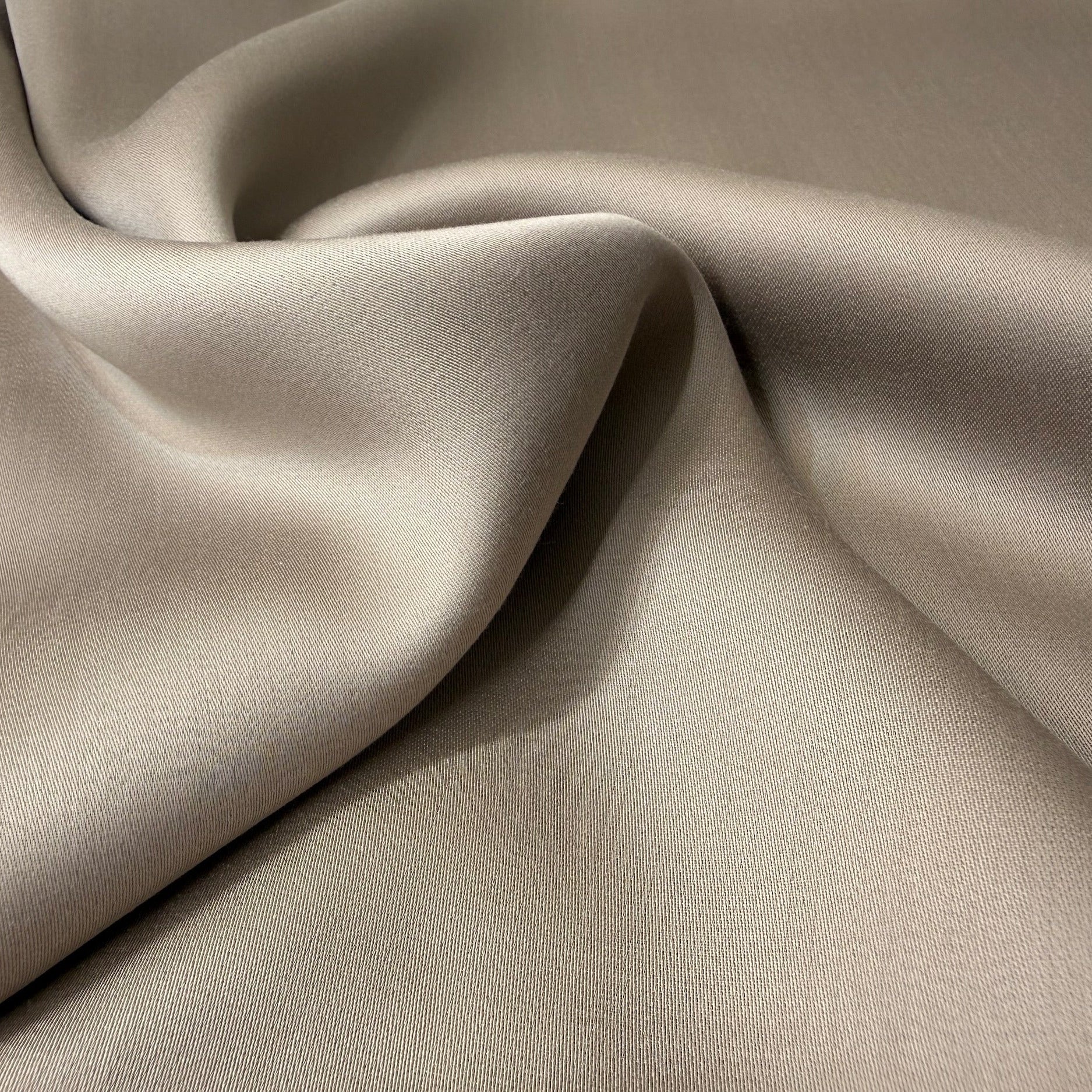 Nordhavn Living Aurora Satin Bettwäsche in Warmem Lehmgrau (Still Clay): Nahaufnahme der feinen Tencel-Satin Textur mit seidigem Glanz und weichem, fließendem Fall.
