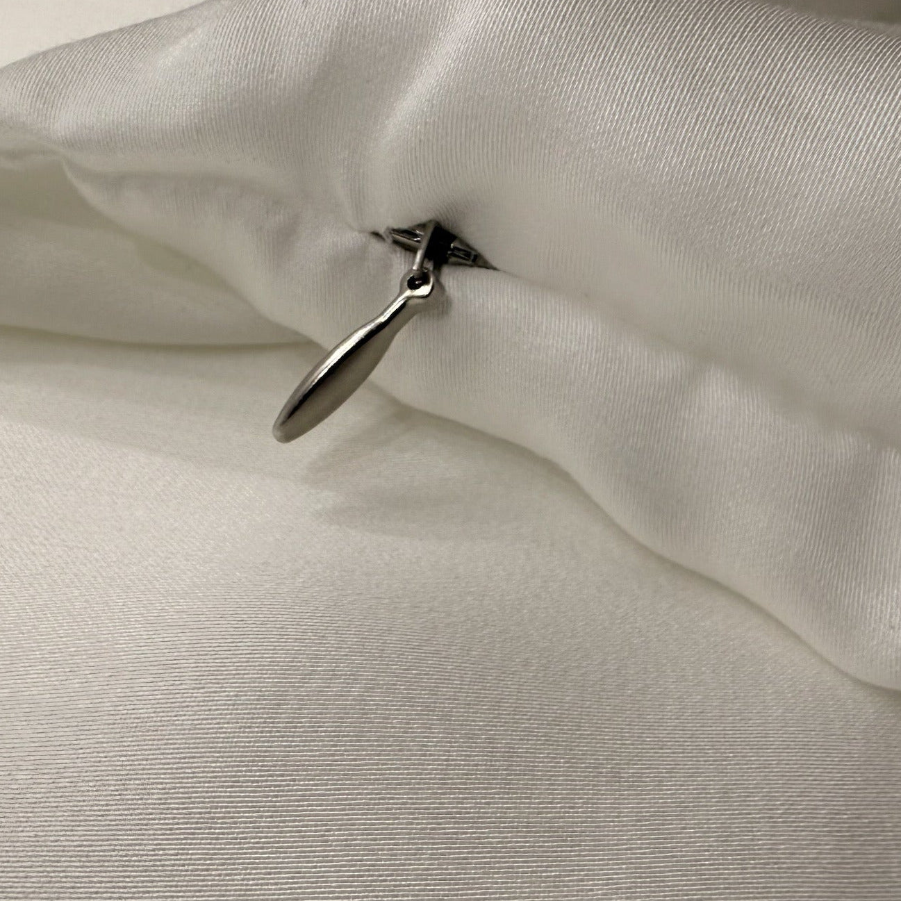 Nordhavn Living Aurora Satin Bettwäsche in Weiß (Quiet White): Detailansicht des hochwertigen, verdeckt eingenähten Reißverschlusses mit Metall-Zipper.
