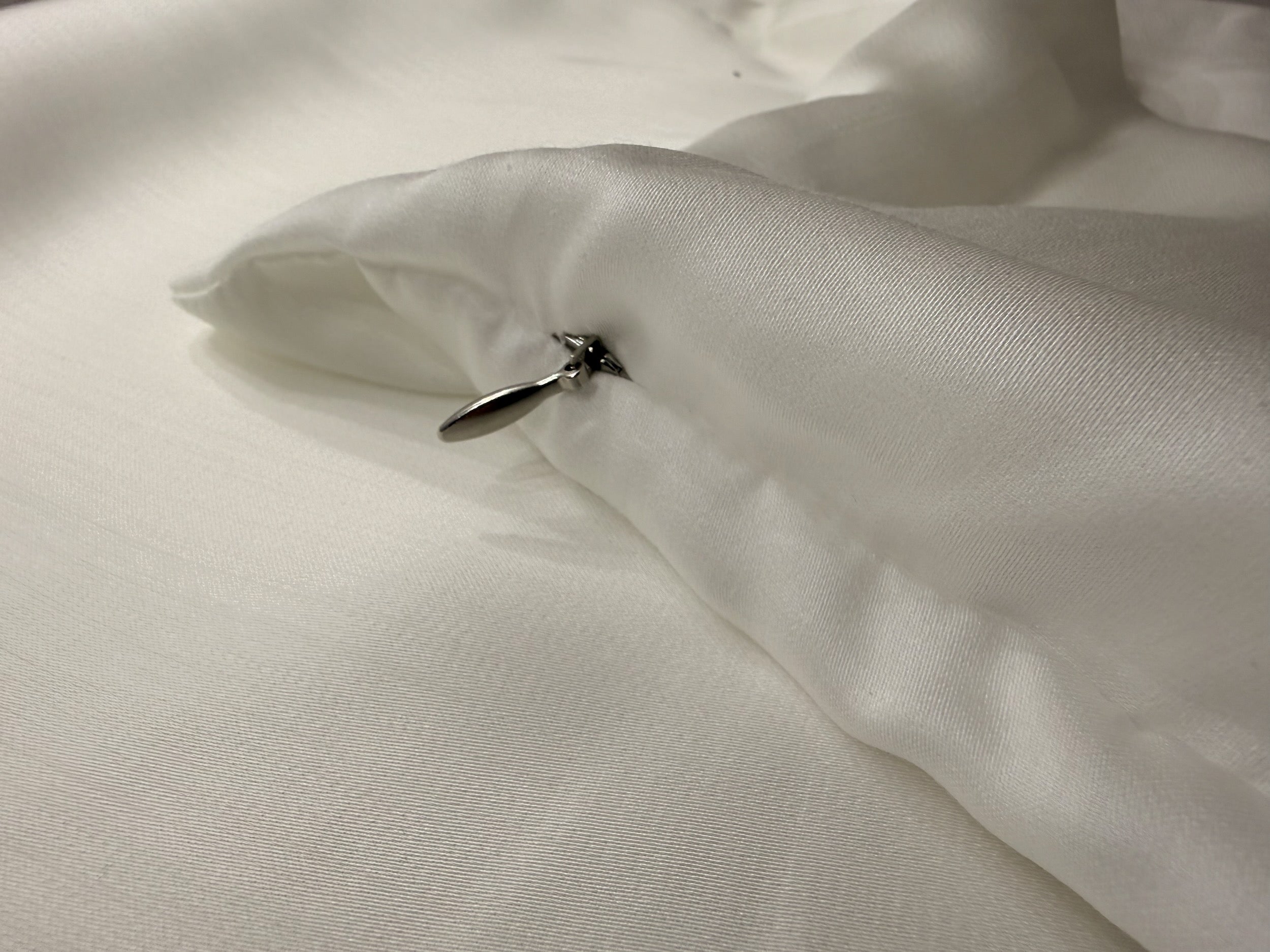 Nordhavn Living Aurora Satin Bettwäsche in Weiß (Quiet White): Nahaufnahme des eleganten Metall-Zippers am Kissenbezug, der für einen nahtlosen Look verdeckt liegt.